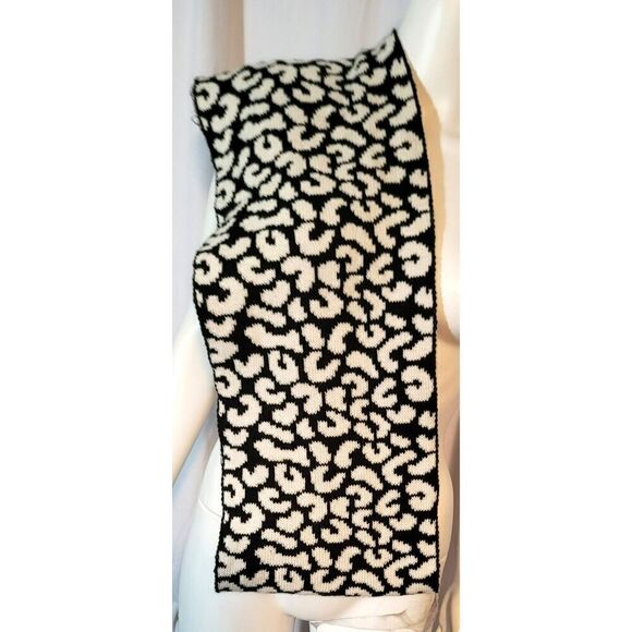 100% Acrylic Black & White Print Infinity Loop Scarf - Picture 4 of 5